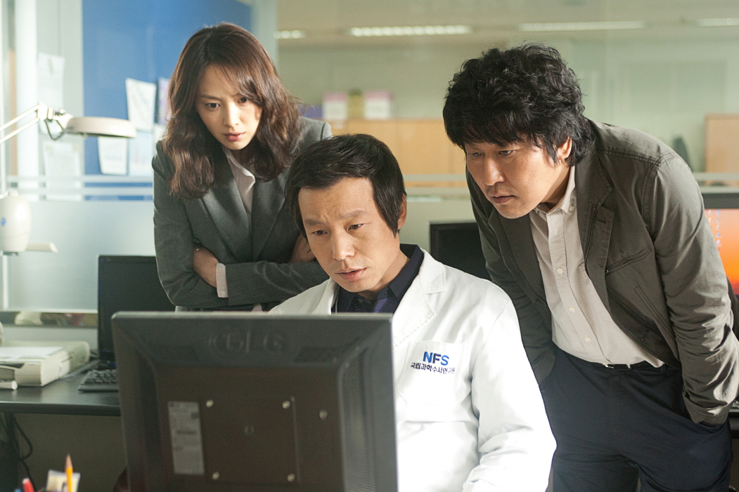 Song Kang-ho, Lee Na-young, and Jeong In-gi in Howling (2012)