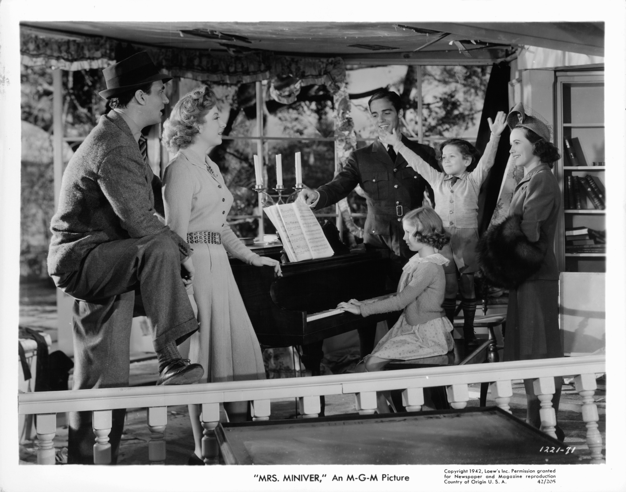 Greer Garson, Richard Ney, Walter Pidgeon, Clare Sandars, Christopher Severn, and Teresa Wright in Mrs. Miniver (1942)