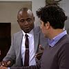 Wayne Brady and Josh Radnor in How I Met Your Mother (2005)