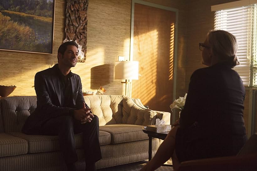 Rachael Harris and Tom Ellis in Lucifer (2016)