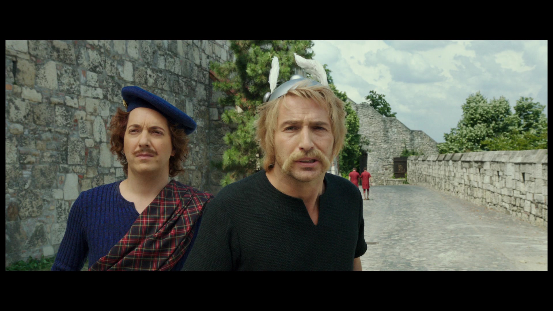 Edouard Baer and Guillaume Gallienne in Astérix and Obélix: God Save Britannia (2012)