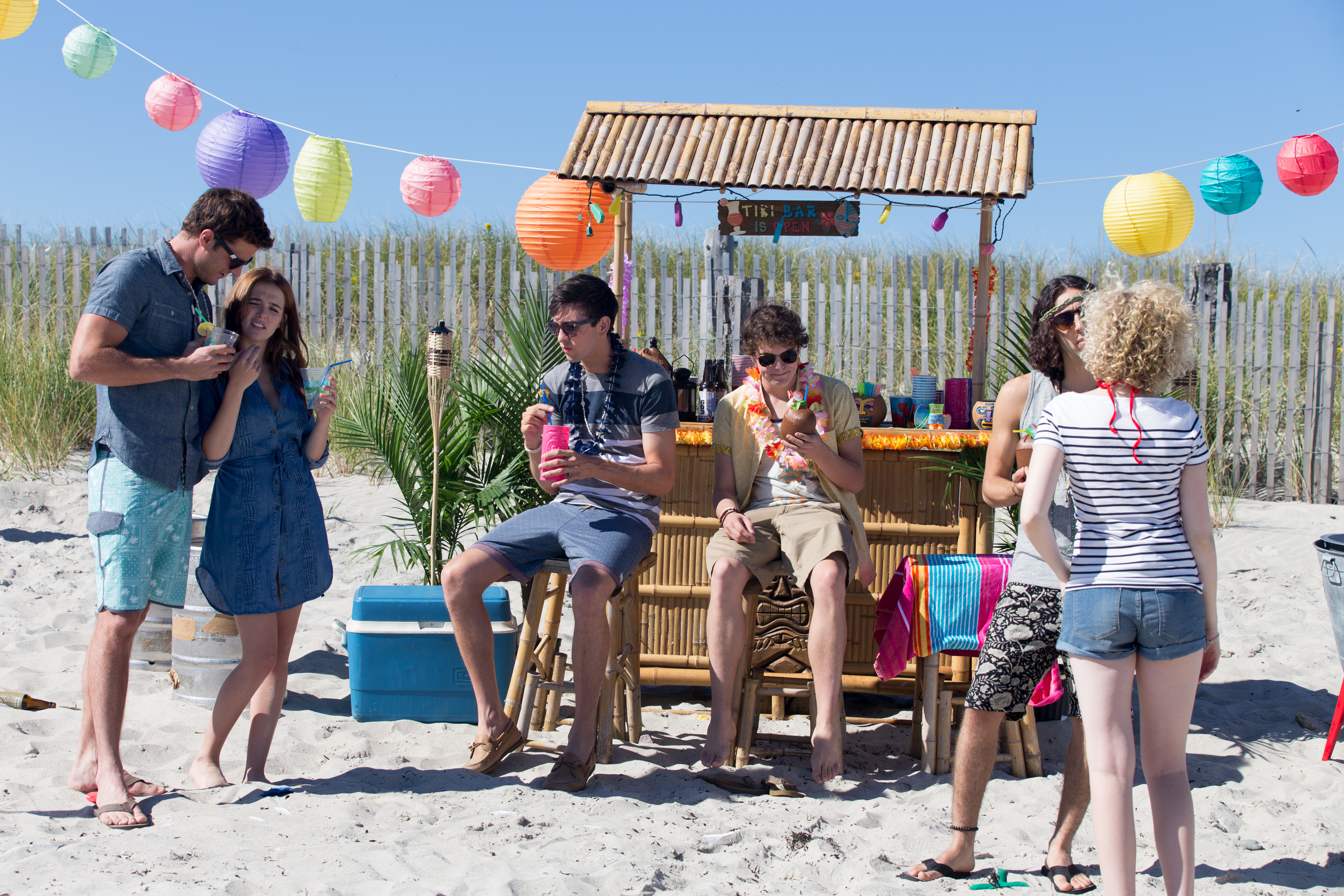 Nicholas Braun, Mateo Arias, Julia Garner, Israel Broussard, Zoey Deutch, and David Coussins in Good Kids (2016)