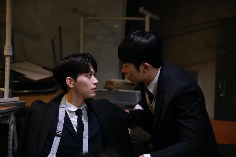 Jang Eui-soo and Han Gi-Chan in Where Your Eyes Linger (2020)