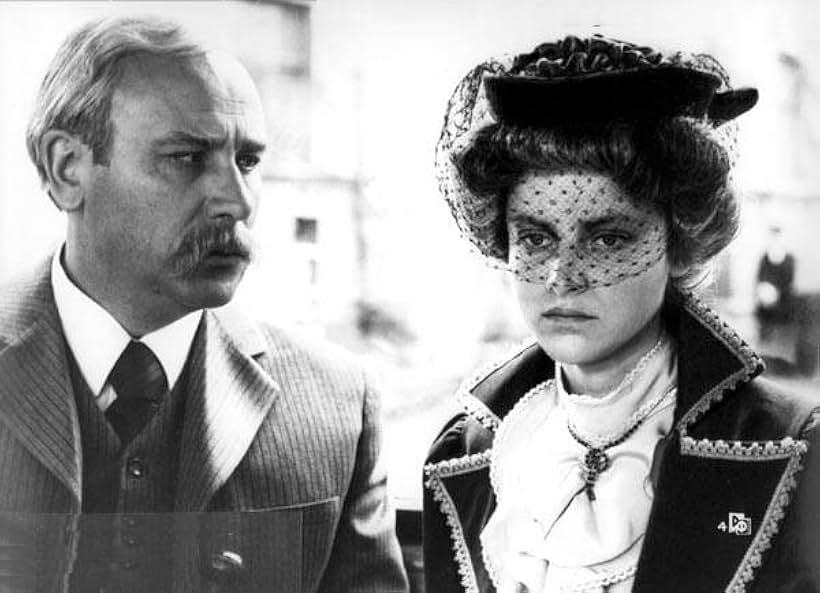 Yelena Karadzhova and Fyodor Strigun in I v zvukakh pamyat otzovyotsya... (1987)