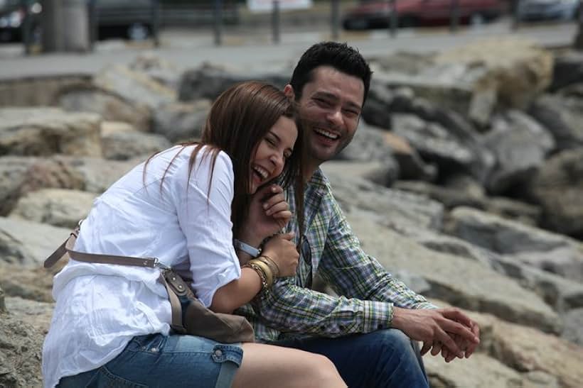 Cem Kiliç and Zeynep Dörtkardesler in Dinle Sevgili (2011)