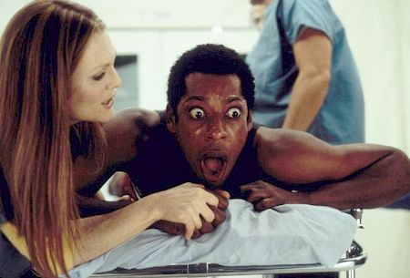 Julianne Moore and Orlando Jones in Evolution (2001)