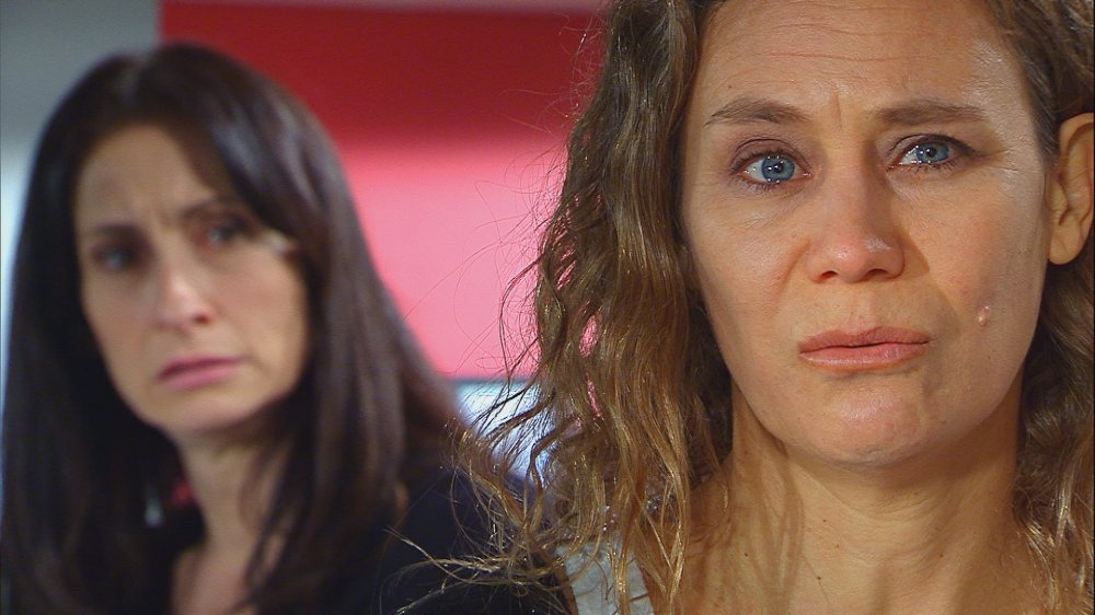 Amparo Noguera and Viviana Rodríguez in Vuelve Temprano (2014)