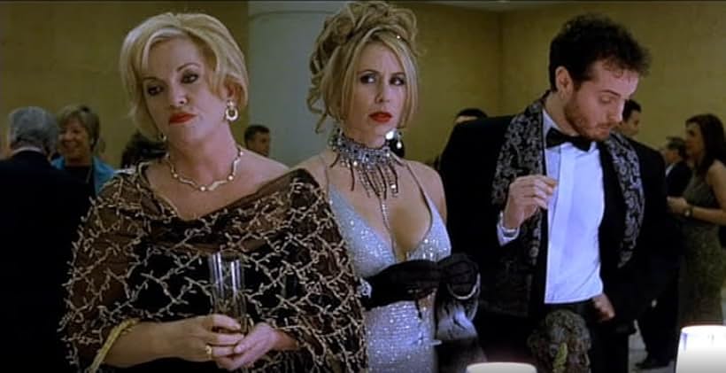 Concha Cuetos, Miriam Díaz-Aroca, and Borja Elgea in La mujer de mi vida (2001)