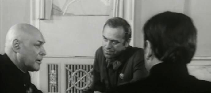 Igor Komarov and Sergey Polezhaev in Sleduyu svoim kursom (1975)