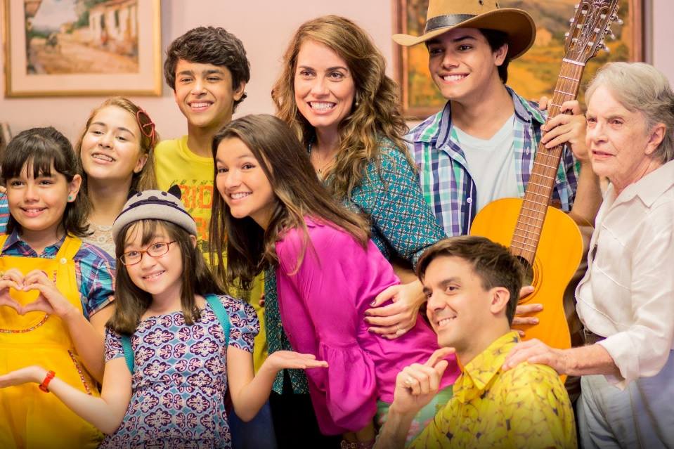 René Stern, Natalia Figueredo, Regina Sampaio, Pedro Paulo Pedral, Adriana Prado, Bárbara Maia, Luisa Gonzalez, Carol Murai, Apollo Costa, and Pedro Loques in Gaby Estrella (2013)