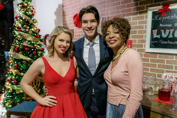 Tina Lifford, Ali Liebert, and Peter Porte in A Gift for Christmas (2017)