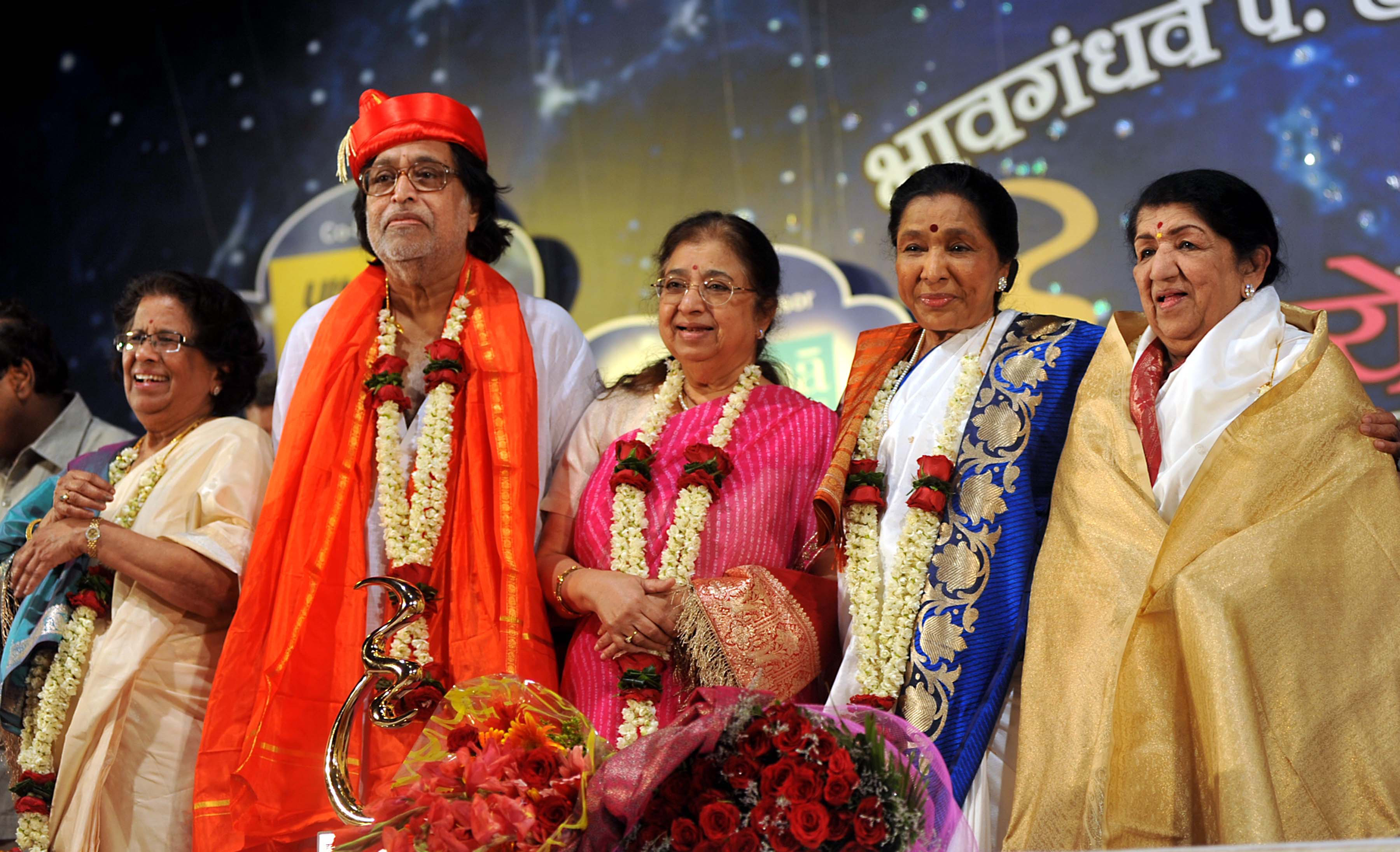 Asha Bhosle, Hridaynath Mangeshkar, Lata Mangeshkar, Usha Mangeshkar, and Meena Mangeshkar