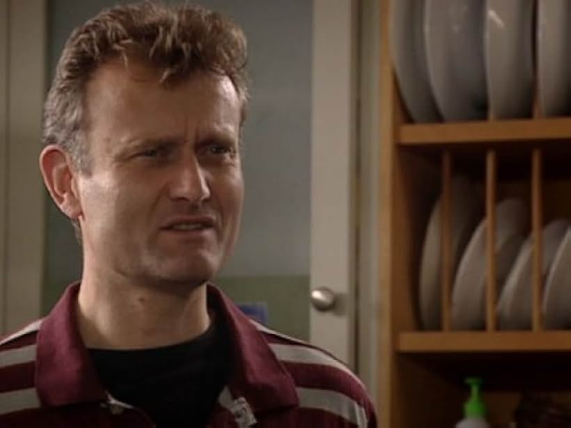 Hugh Dennis in Outnumbered (2007)