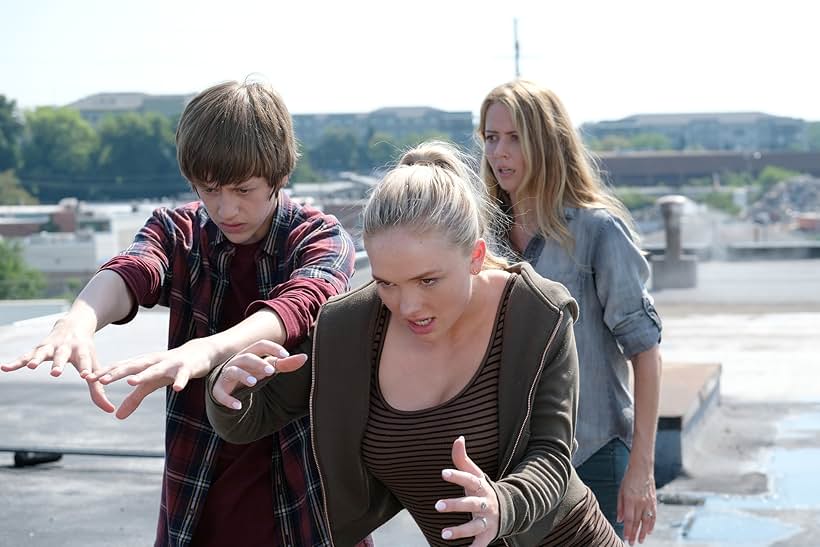 Amy Acker, Natalie Alyn Lind, and Percy Hynes White in The Gifted (2017)