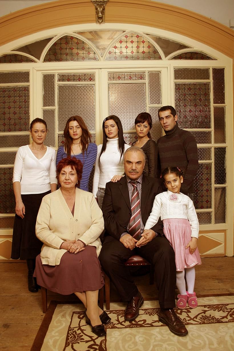 Halil Ergün, Güven Hokna, Bennu Yildirimlar, Sebnem Ceceli, Gökçe Bahadir, Deniz Çakir, Caner Kurtaran, and Fahriye Evcen Özçivit in Yaprak Dökümü (2006)