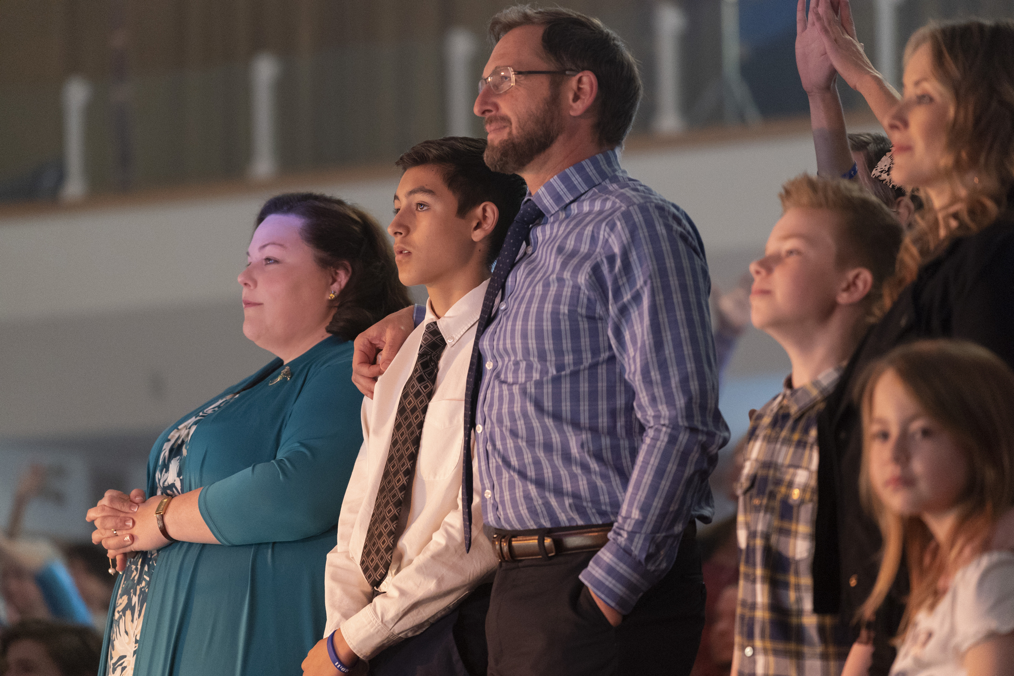 Josh Lucas, Chrissy Metz, Lisa Durupt, Logan Creran, Marcel Ruiz, and Annelise Pollmann in Breakthrough (2019)