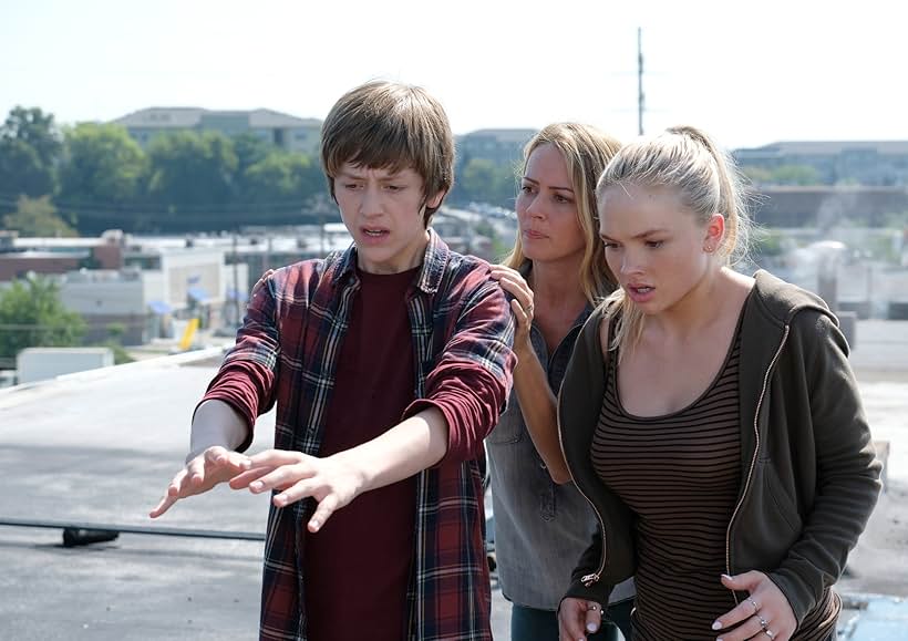 Amy Acker, Natalie Alyn Lind, and Percy Hynes White in The Gifted (2017)