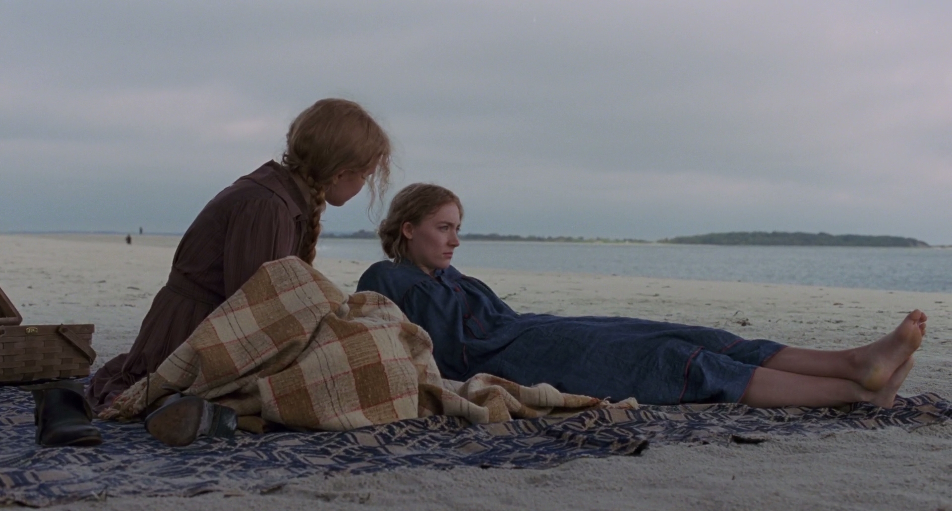 Saoirse Ronan and Eliza Scanlen in Little Women (2019)