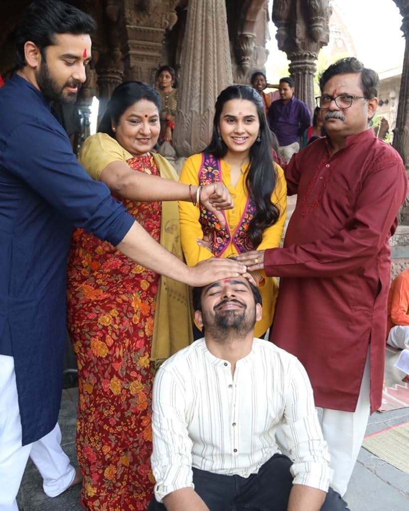 Anushka Kaushik, Saad Bilgrami, Atul Srivastava, Vibha Chhibber, and Vishal Vashishtha in Ghar Waapsi (2022)