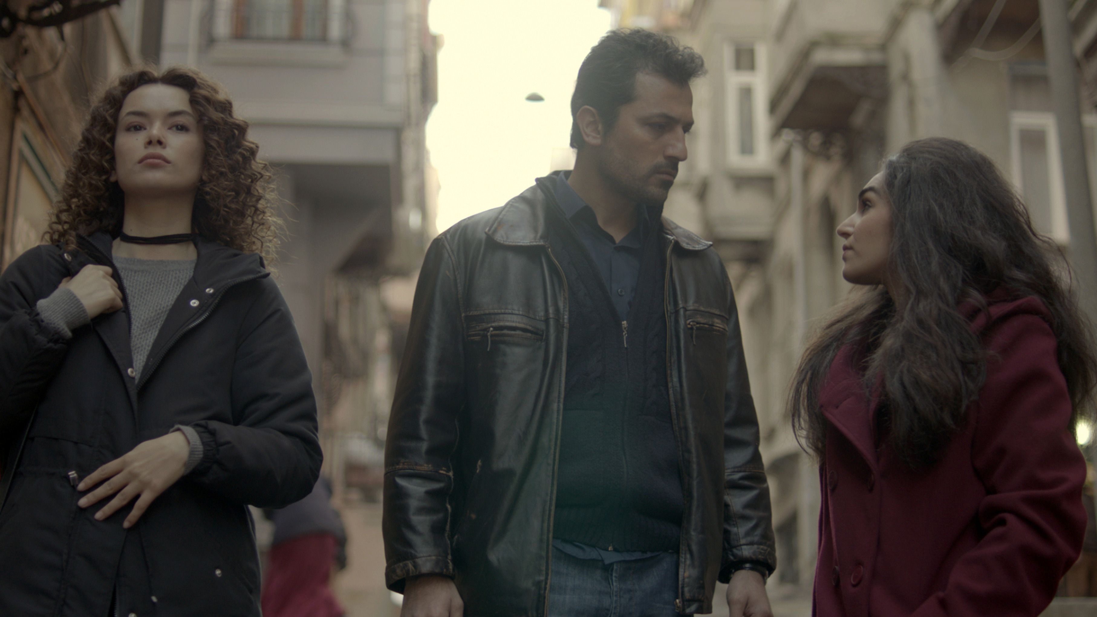 Feyyaz Duman, Seray Kaya, and Sahra Sas in Woman (2017)