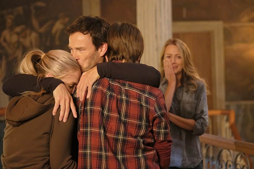 Amy Acker, Stephen Moyer, Natalie Alyn Lind, and Percy Hynes White in The Gifted (2017)