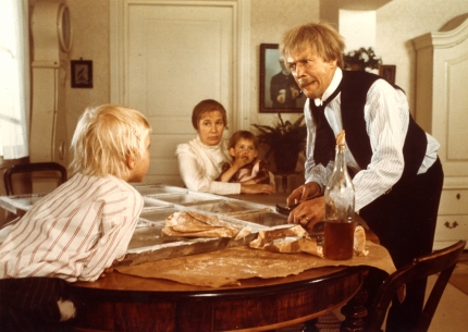 Allan Edwall, Jan Ohlsson, Emy Storm, and Lena Wisborg in Emil och griseknoen (1973)