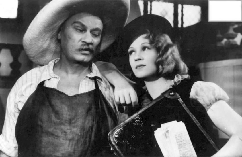 Natasa Gollová and Gustav Hilmar in Eva tropí hlouposti (1939)