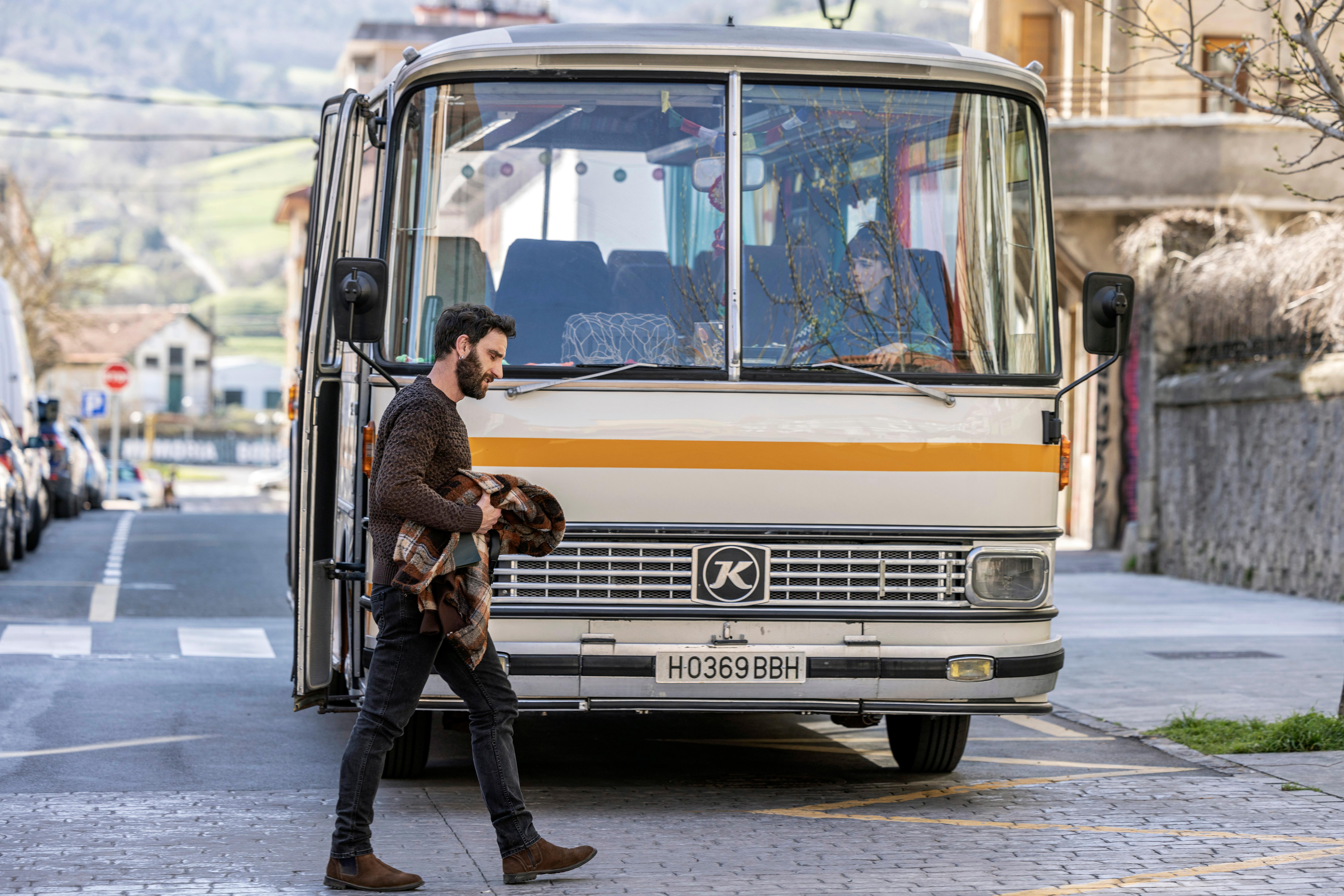 Susana Abaitua and Dani Rovira in El bus de la vida (2024)