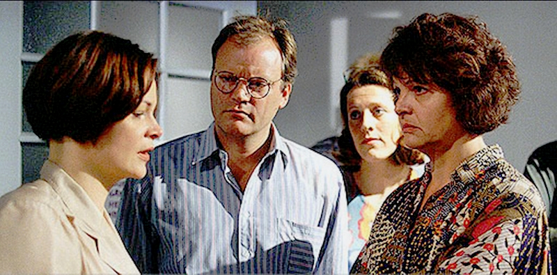 Terese Damsholt, Hanne Windfeld, Hans Henrik Voetmann, and Julie Wieth in Strenge tider (1994)