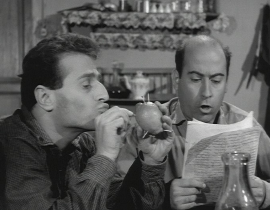 Giannis Malouhos and Thanasis Vengos in The Urn (1962)