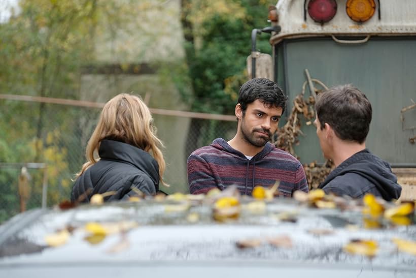 Amy Acker, Stephen Moyer, and Sean Teale in The Gifted (2017)