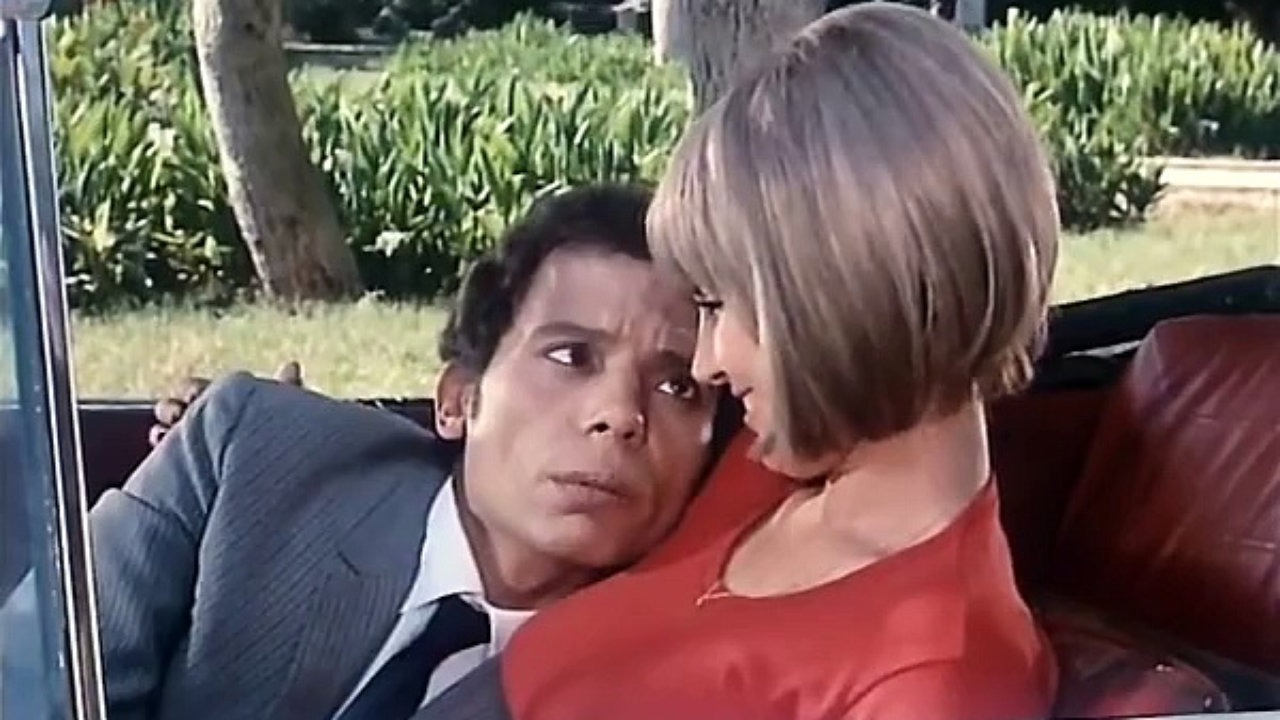 Mervat Amin and Adel Emam in Al-bahth an fadiha (1973)