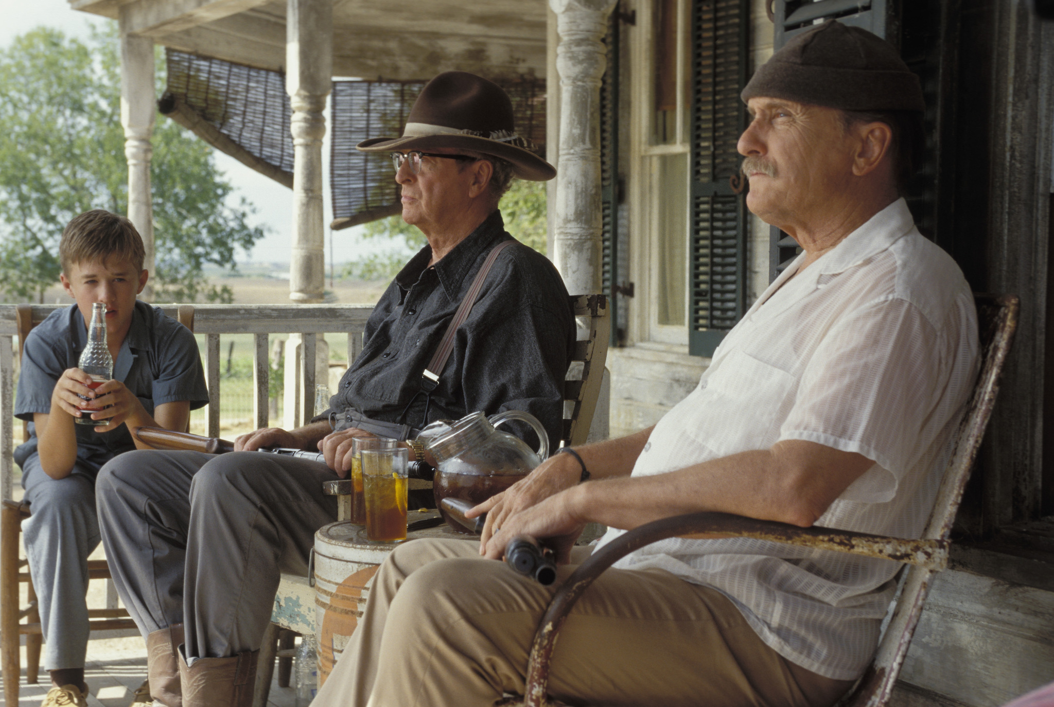 Michael Caine, Robert Duvall, and Haley Joel Osment in Secondhand Lions (2003)