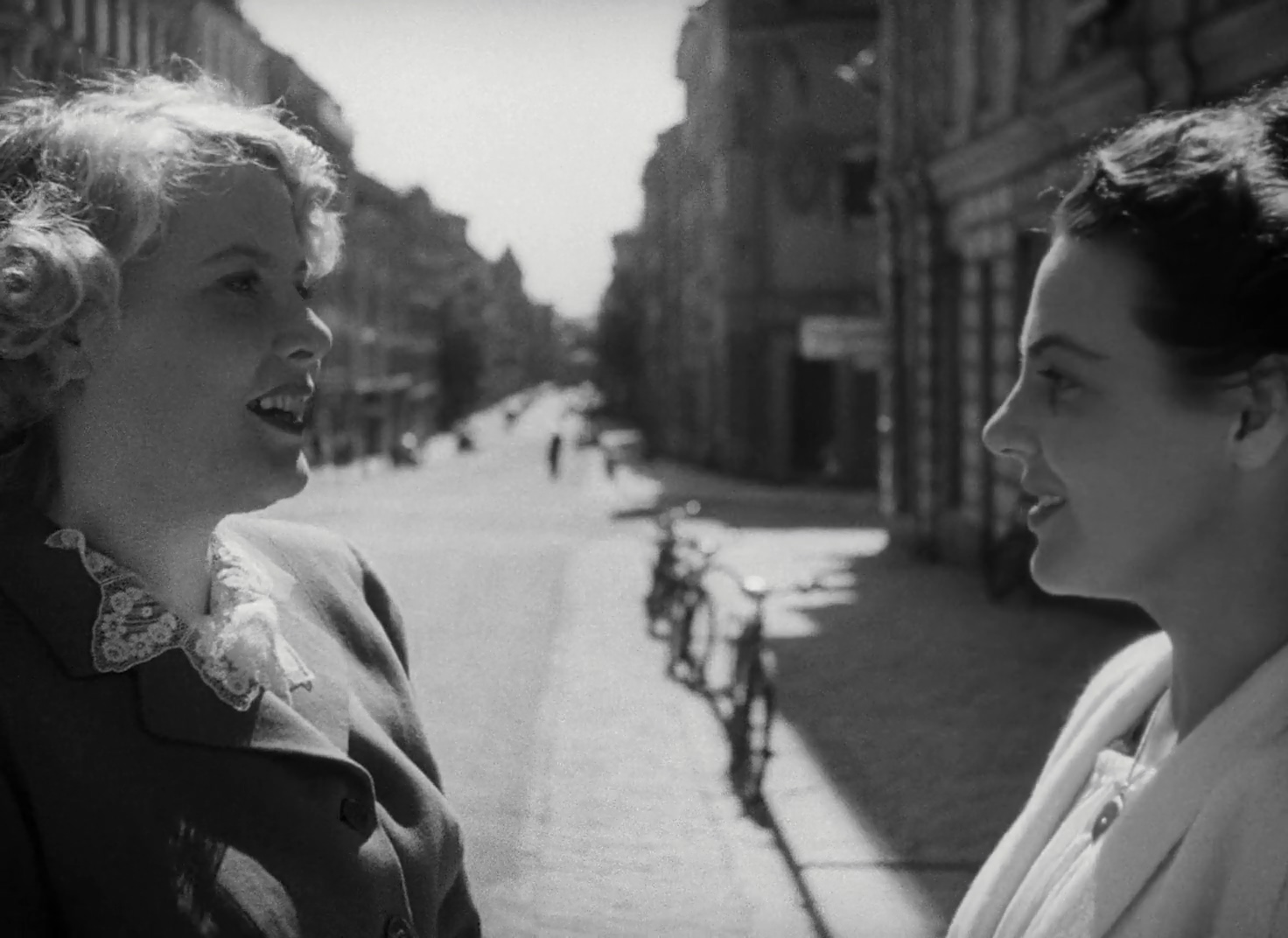 Mimi Nelson and Birgit Tengroth in Thirst (1949)