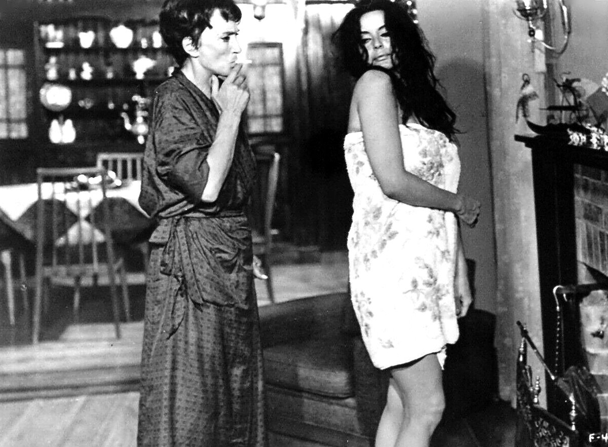 Alba Múgica and Isabel Sarli in Fuego (1969)