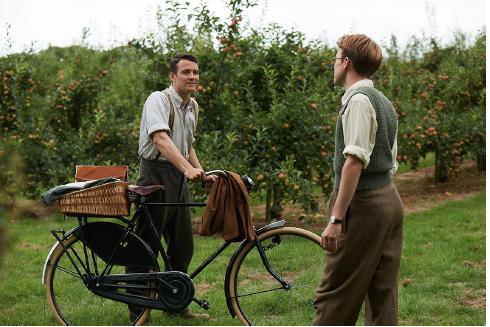 Matthew Tennyson and Luke Thompson in Making Noise Quietly (2019)