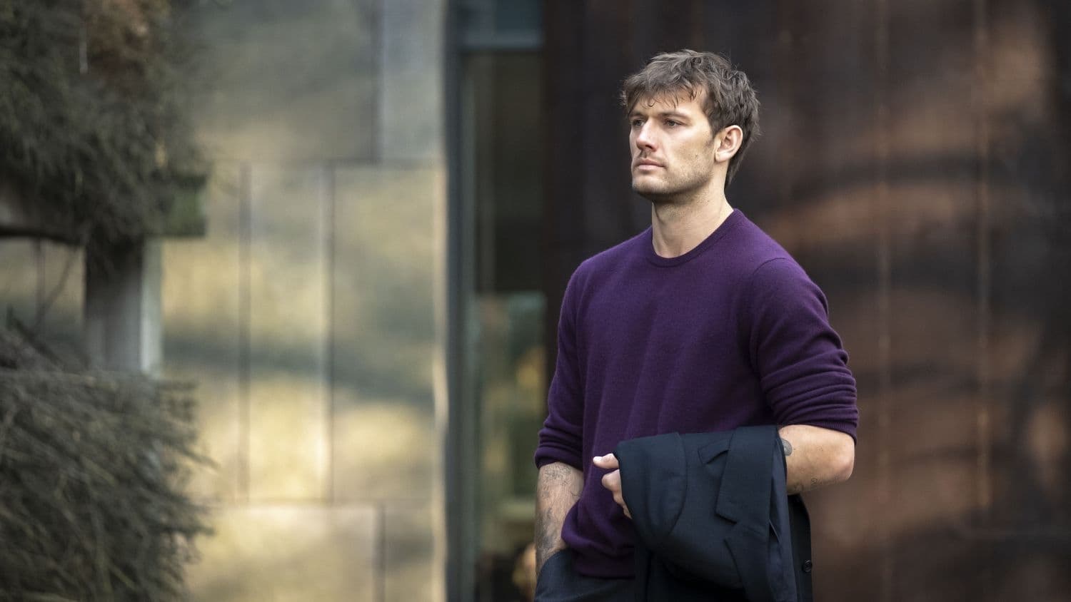 Alex Pettyfer in Warning (2021)