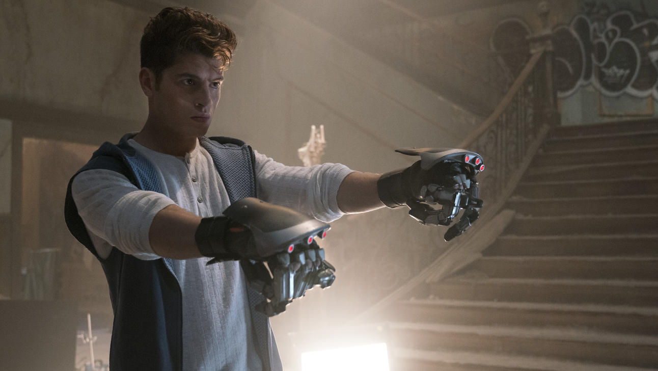 Gregg Sulkin in Runaways (2017)