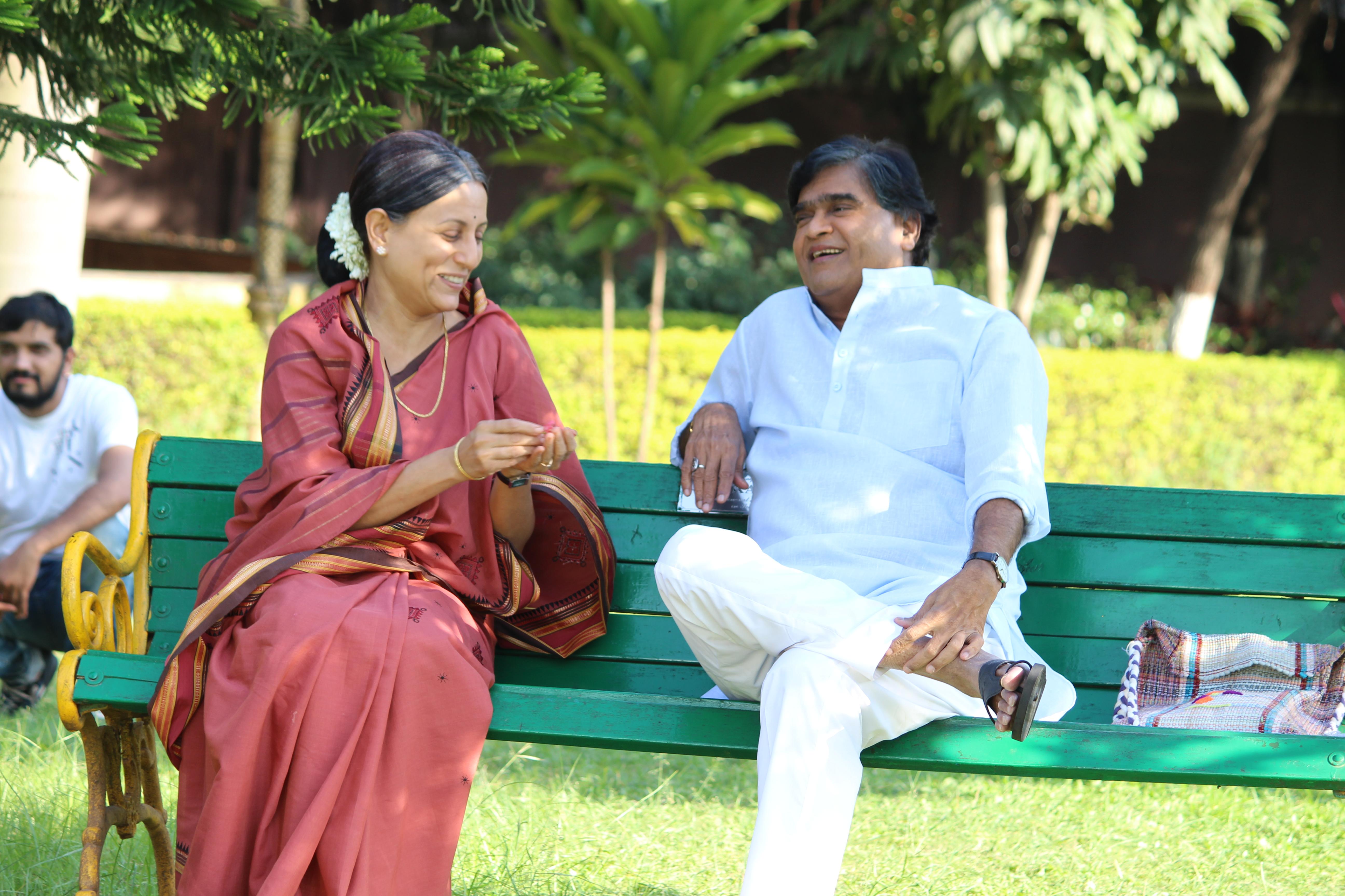 Ashok Saraf and Kishori Shahane in Jivan Sandhya (2021)