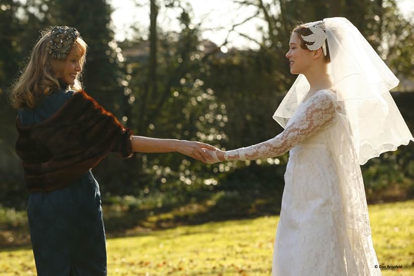 Arielle Dombasle and Léa Seydoux in Roses à crédit (2010)