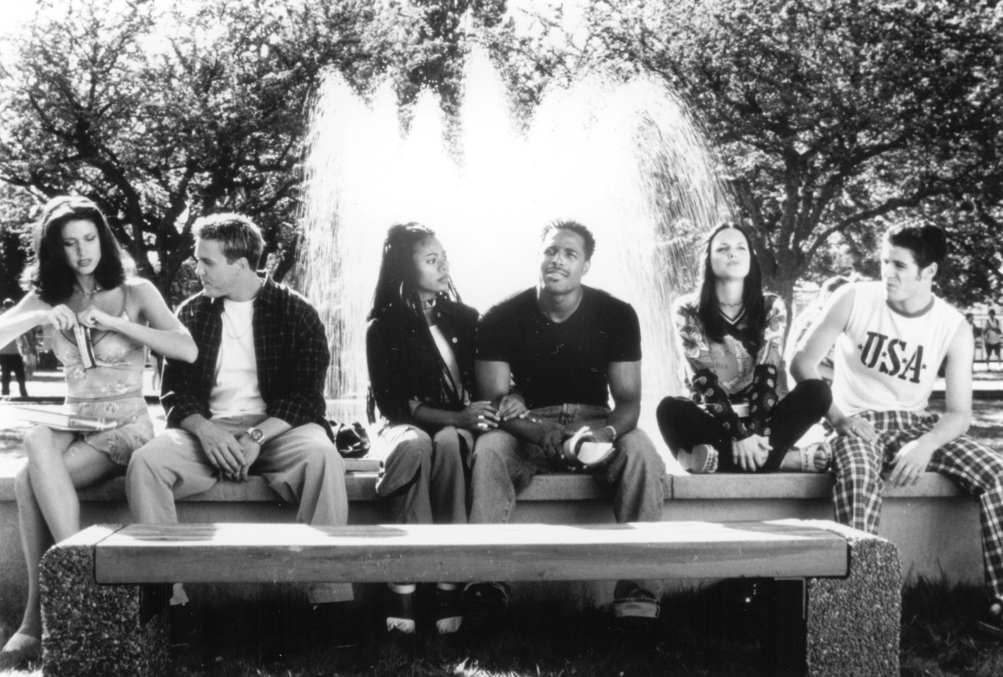 Shannon Elizabeth, Jon Abrahams, Anna Faris, Regina Hall, Lochlyn Munro, and Shawn Wayans in Scary Movie (2000)