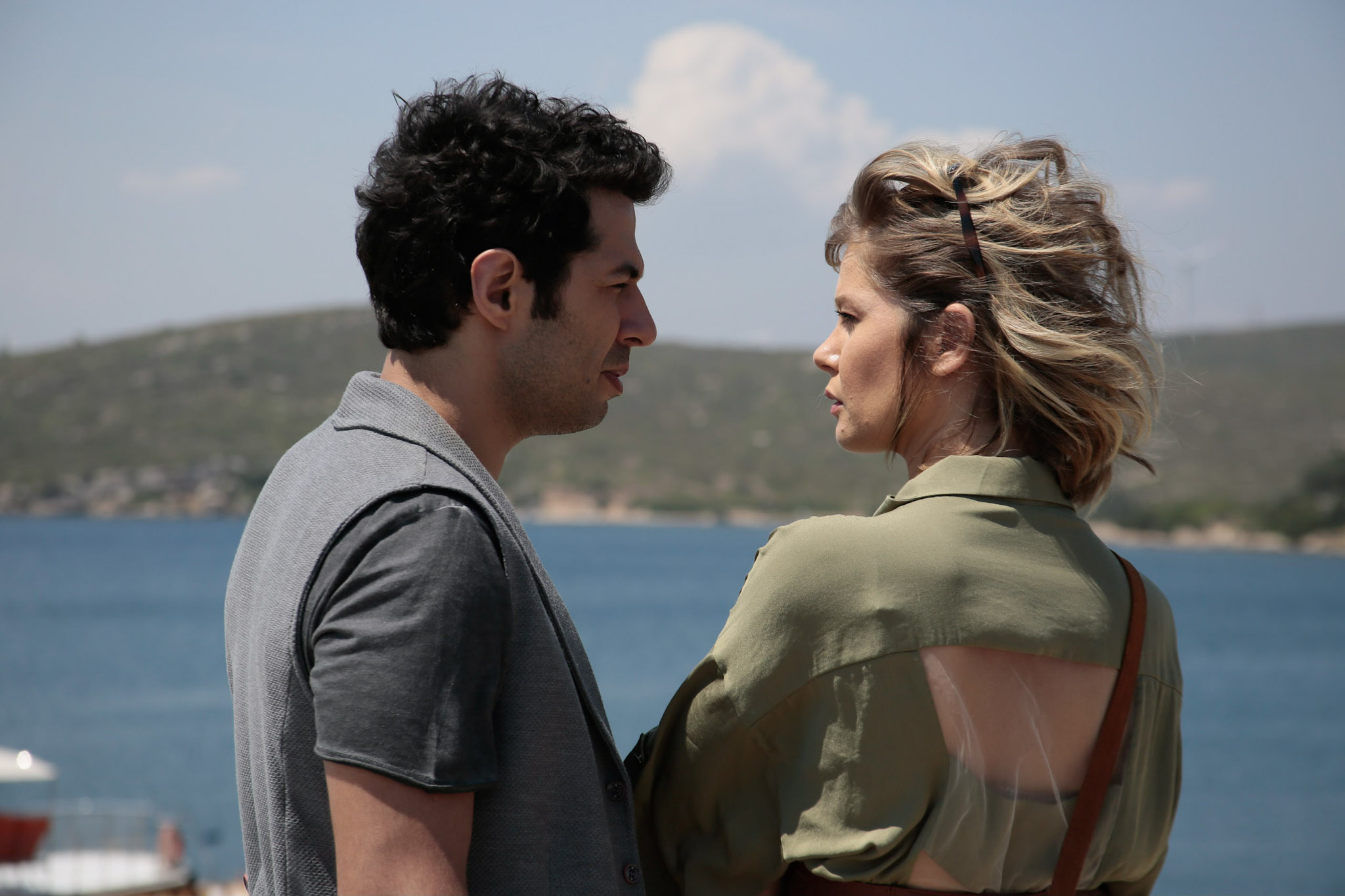 Mert Firat and Burcu Biricik in Everything Is Beautiful with You (2018)