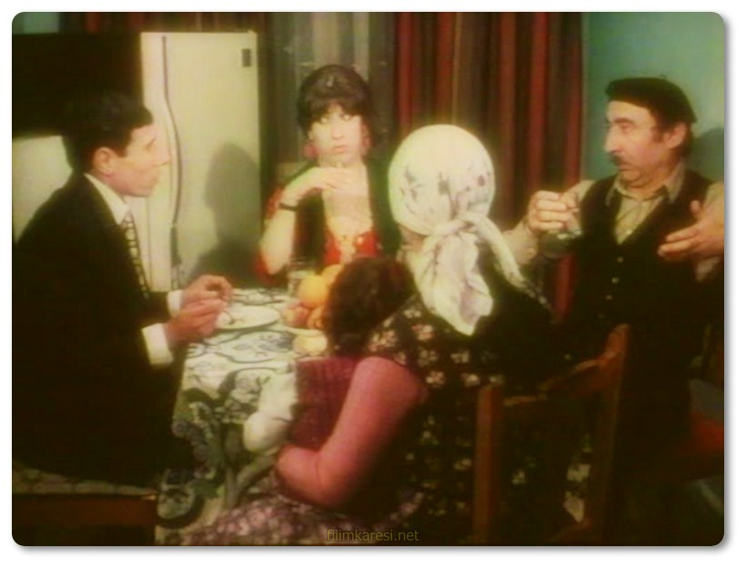 Aysen Gruda, Ilyas Salman, and Sener Sen in The Wheel Horse (1982)