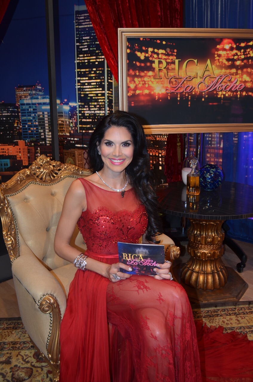 Joyce Giraud on Rica la Noche