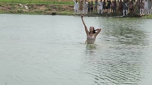 Matru Ki Bijlee Ka Mandola: Anushka Comes Out Of The Pond (Featurette)