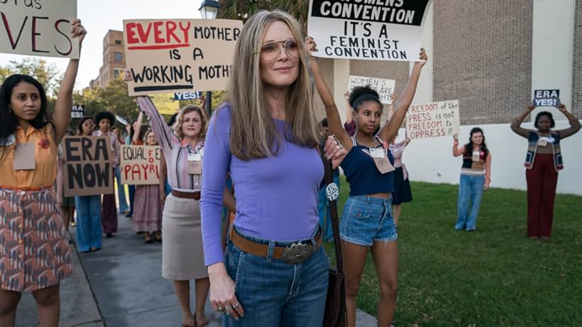 Julianne Moore in The Glorias (2020)