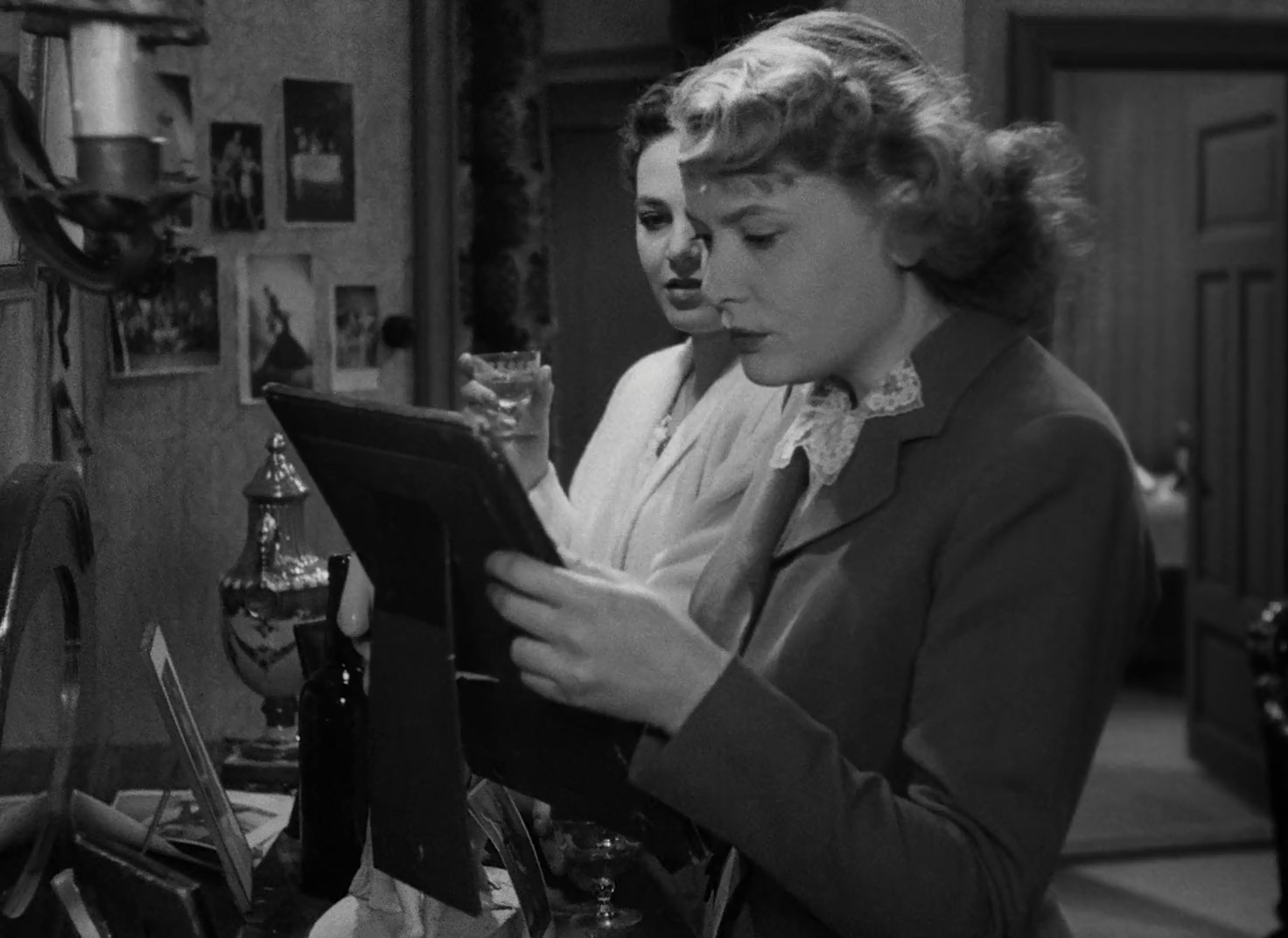 Mimi Nelson and Birgit Tengroth in Thirst (1949)