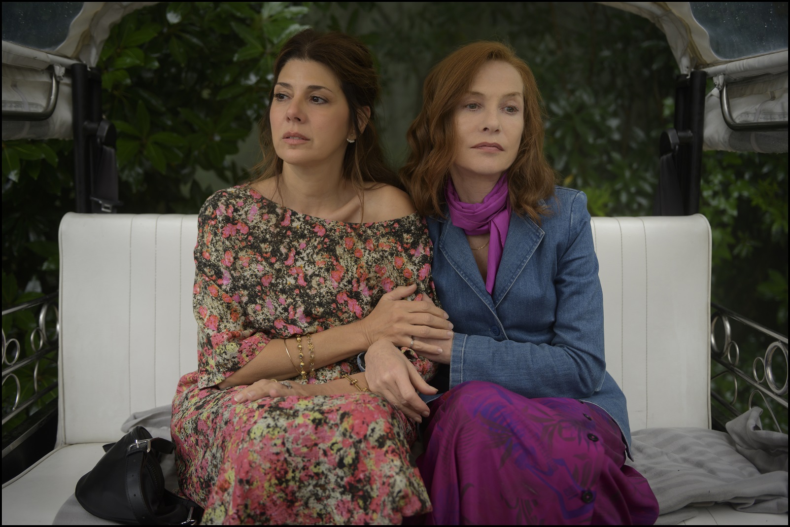 Marisa Tomei and Isabelle Huppert in Frankie (2019)