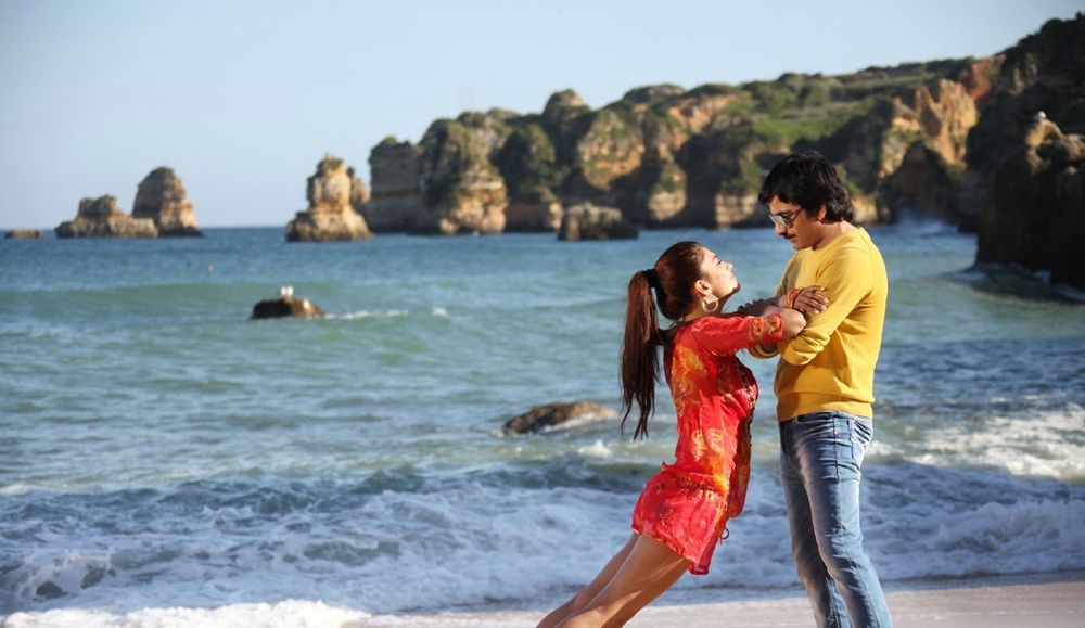 Ravi Teja and Shruti Haasan in Balupu (2013)