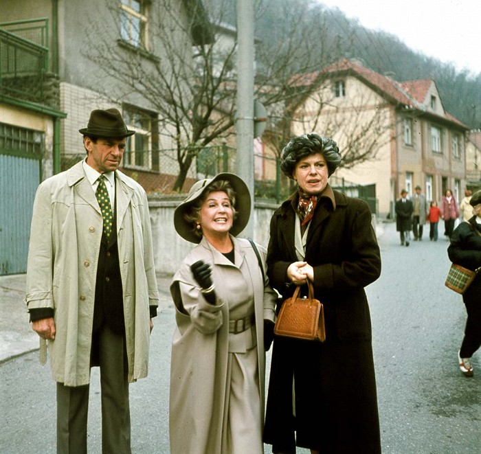 Iva Janzurová, Stella Májová, and Frantisek Peterka in What I Have I Hold, Gentlemen...! (1980)